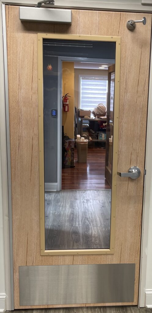 A door with a mirror on the side of it.